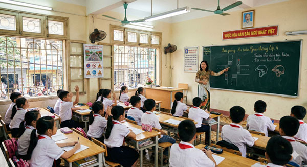 Học sinh lớp 4 đang học bài về an toàn giao thông